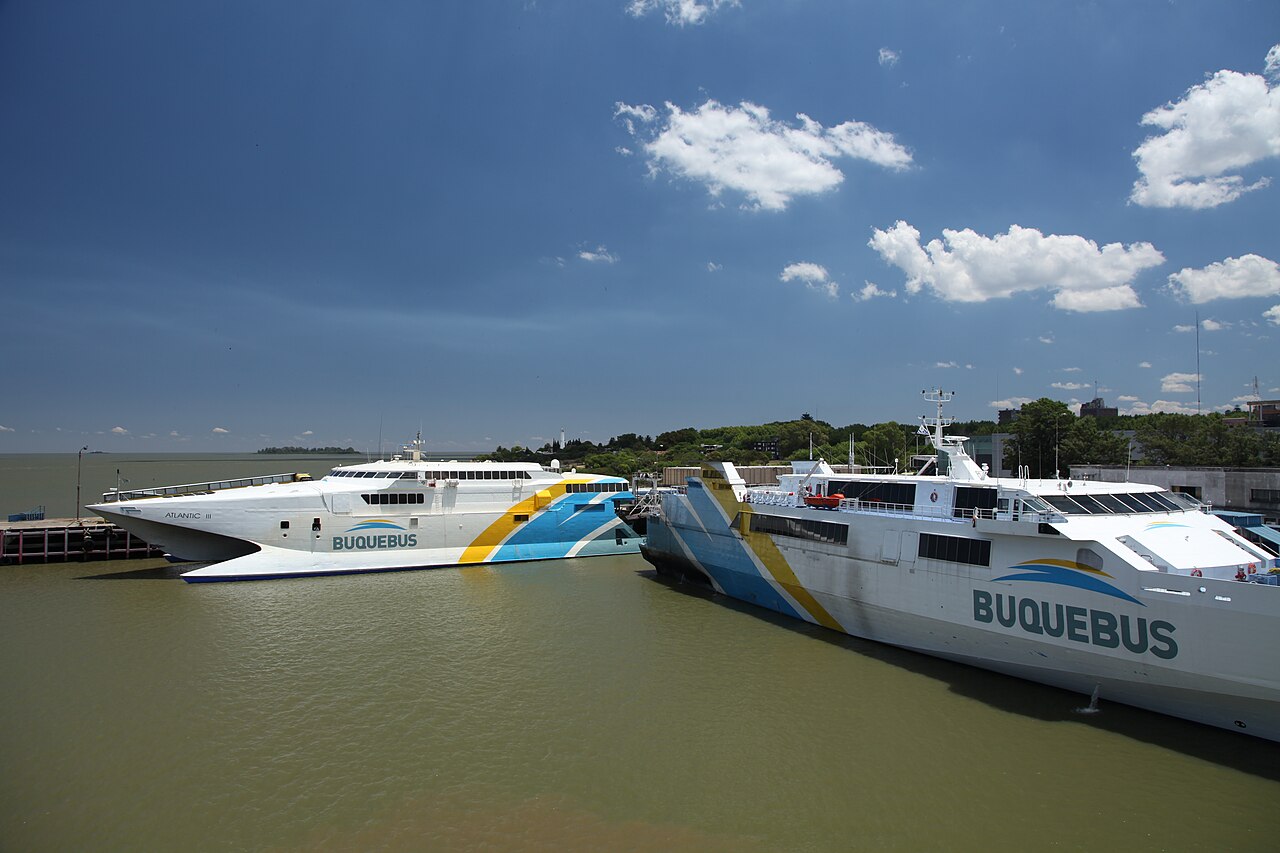 Ferries atracados en el Puerto de Colonia, terminal fluvio-marítima de Colonia del Sacramento