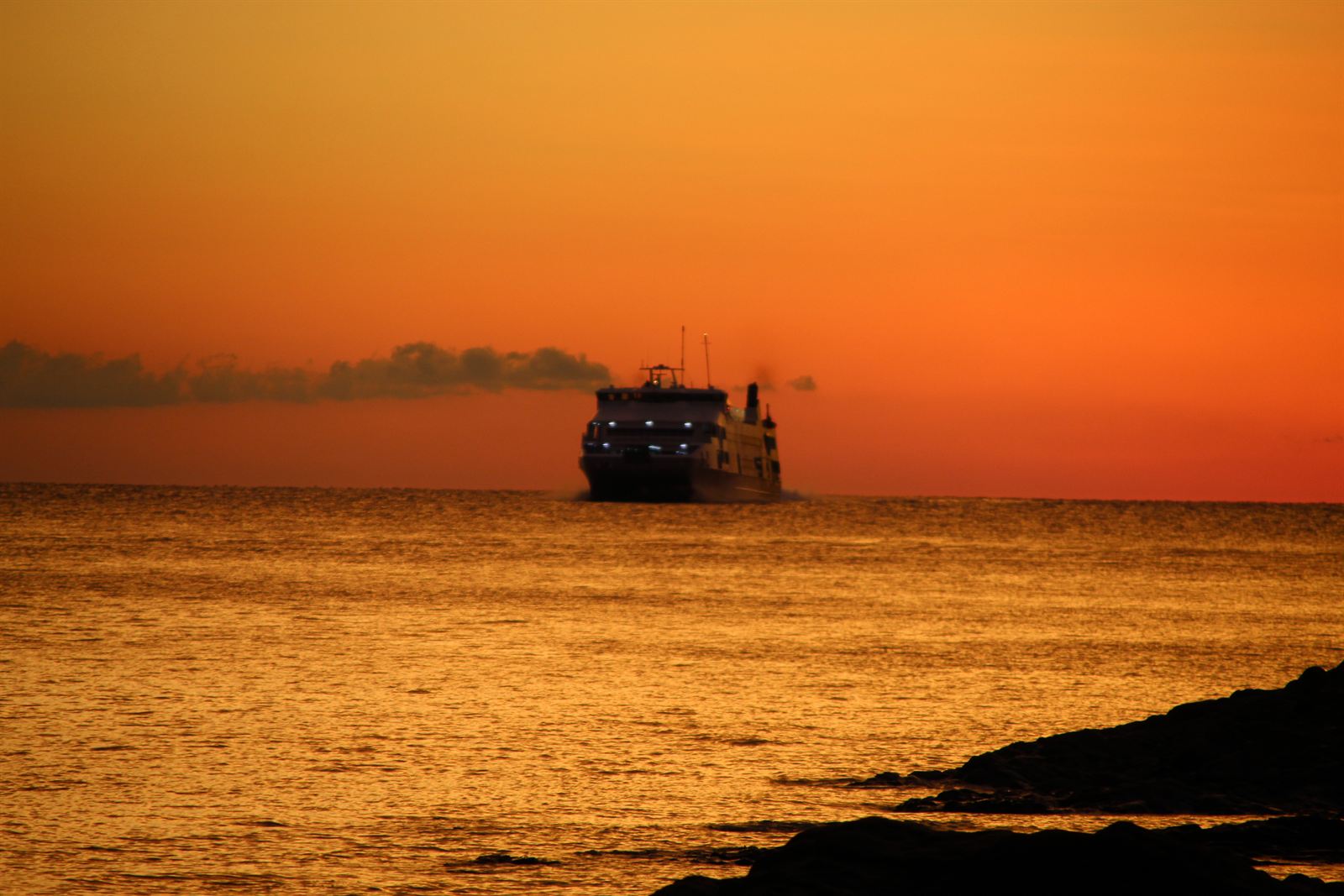 Ferry llegando al Puerto de Colonia durante el atardecer, Río de la Plata, Colonia del Sacramento